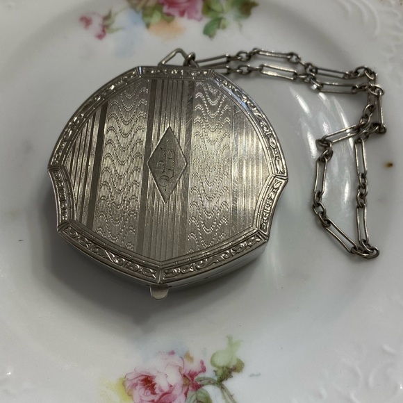 Vintage Art Deco Wristlet Dance Compact (Final Price) - Picture 12 of 13